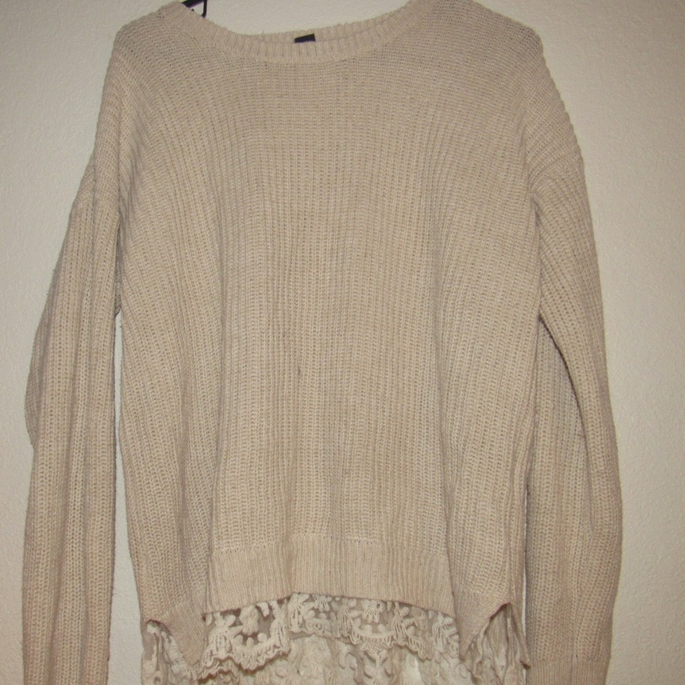 Long-sleeved top with lace on the bottom from F21